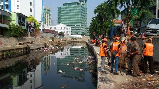 Razia Unggas di Bantaran Ciliwung