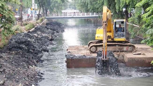 Pengerukan Sampah Kali Sentiong