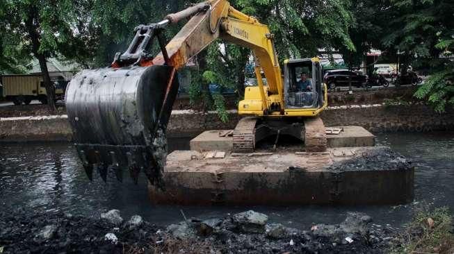 Pemprov DKI mulai melakukan normalisasi sungai di Jakarta untuk mengantisipasi datangnya banjir.