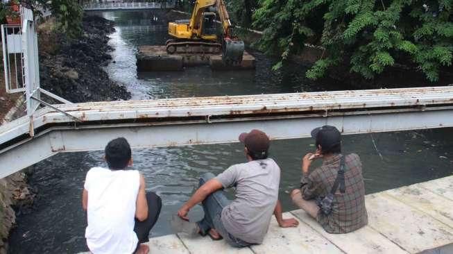 Pengerukan Sampah Kali Sentiong