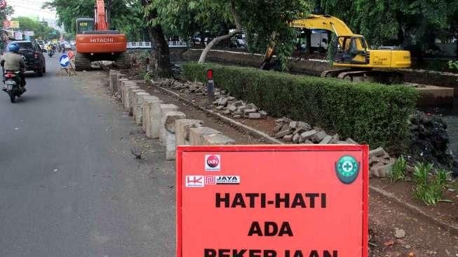 Pengerukan Sampah Kali Sentiong