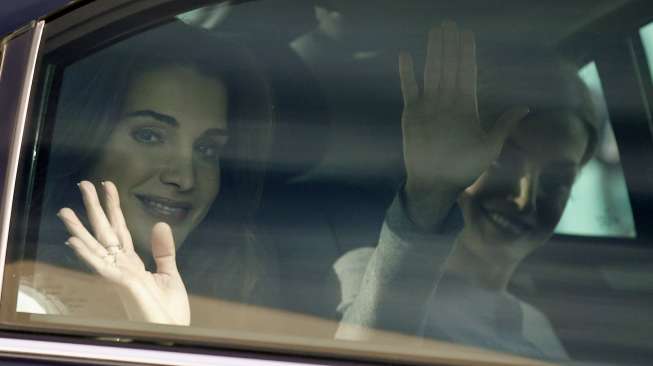 Ratu Letizia dari Spanyol bersama Ratu Rania dari Yordania saat agenda kunjungan ke Pusat Biologi Molekuler di Cantoblanco, pinggiran Madrid, Spanyol, Jumat (20/11/2015). [Reuters/Andrea Comas]