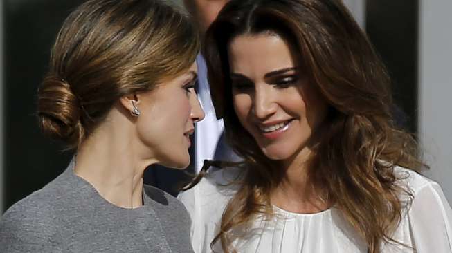 Ratu Letizia dari Spanyol bersama Ratu Rania dari Yordania saat agenda kunjungan ke Pusat Biologi Molekuler di Cantoblanco, pinggiran Madrid, Spanyol, Jumat (20/11/2015). [Reuters/Andrea Comas]