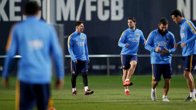 Pemain Barcelona berlatih jelang el clasico (21/11) [Reuters/Albert Gea]