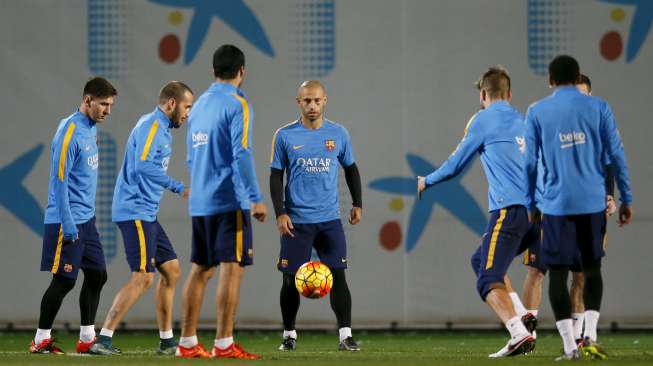 Pemain Barcelona berlatih jelang el clasico (21/11) [Reuters/Albert Gea]