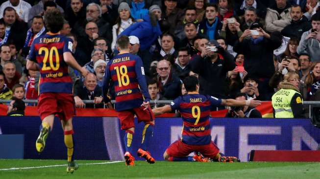 Luis Suarez mencetak gol keempat Barcelona saat membungkam Real Madrid. Reuters / Juan Medina Livepic