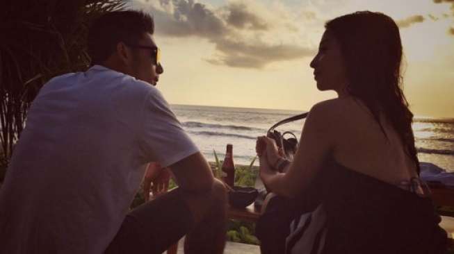 Foto Romantis Nikita Willy dan Tutde di Tepi Pantai Bali