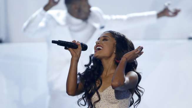 Penyanyi Amerika Serikat, Ariana Grande tampil memukau dalam ajang American Music Awards 2015 di Los Angeles, Minggu (22/11). [Reuters]