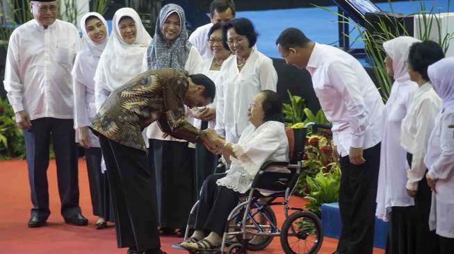 Jokowi memberikan Satyalancana Pendidikan kepada sejumlah guru dan tenaga kependidikan.