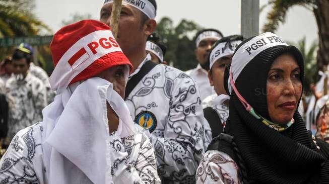 Guru Tuntut Jadi PNS