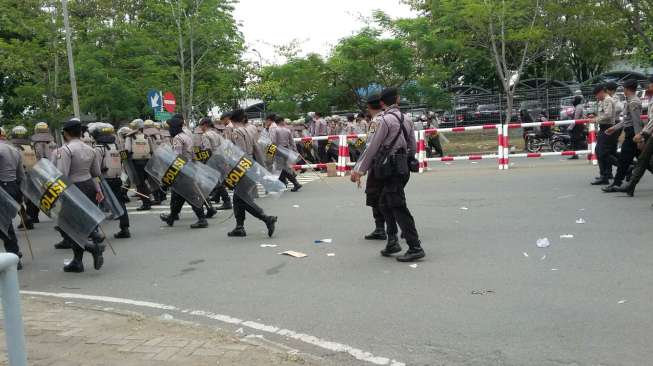 Kekerasan polisi saat menangani aksi pemogokan