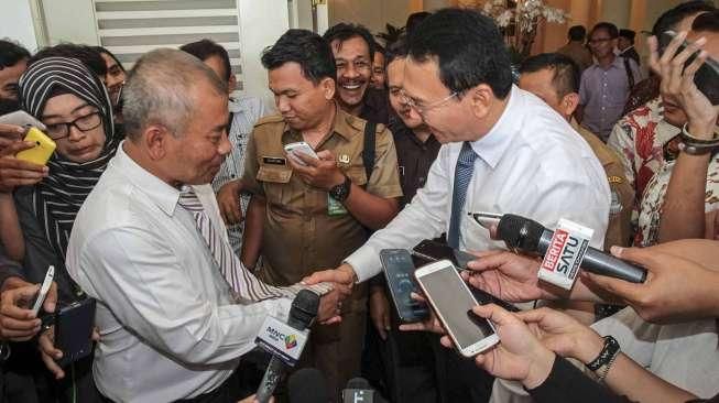 Wali Kota Bekasi Rahmat Effendi dan Gubernur DKI Jakarta Basuki Tjahaja Purnama (Ahok) memberikan keterangan seusai melakukan pertemuan tertutup di Balai Kota DKI Jakarta, Rabu (25/11/2015). [Suara.com/Kurniawan Mas'ud]