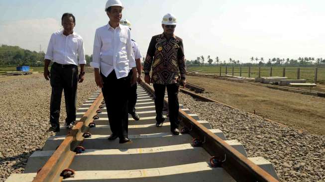 Pembangunan jalur kereta api Trans Sulawesi Tahap I untuk tahun 2015 sepanjang 16 kilometer.