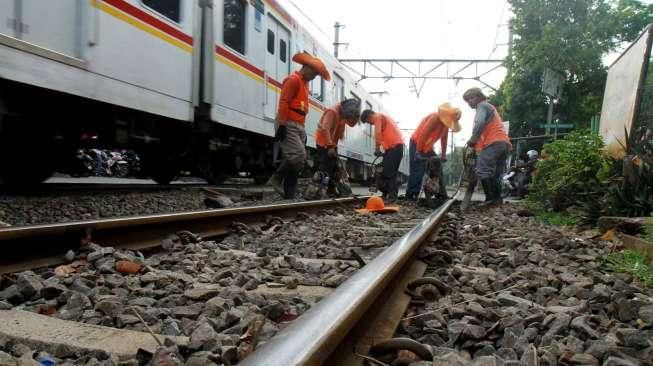 Perawatan tersebut dilakukan untuk menjaga keamanan, kenyamanan serta keseimbangan tinggi-rendah rel kereta.