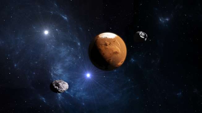 Ilustrasi Planet Mars dan dua buah bulannya (Shutterstock).