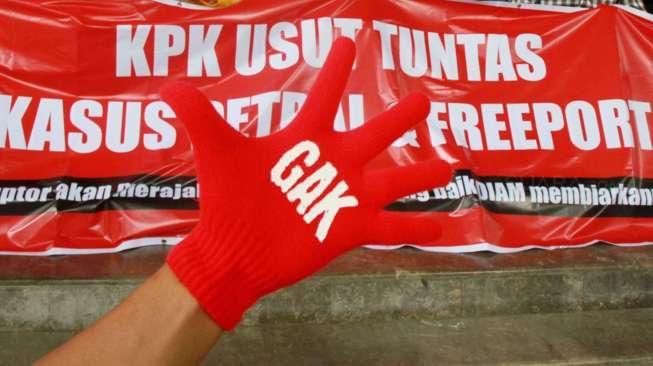 Mereka menuntut KPK untuk menuntaskan kasus Petral dan Freeport.