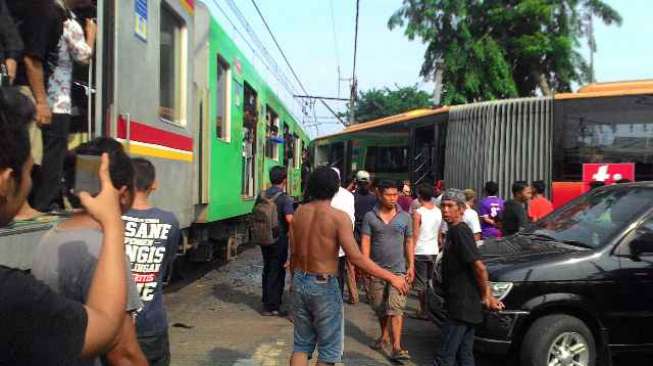 Bus Transjakarta Tabrak KA Commuter Line di Kedoya