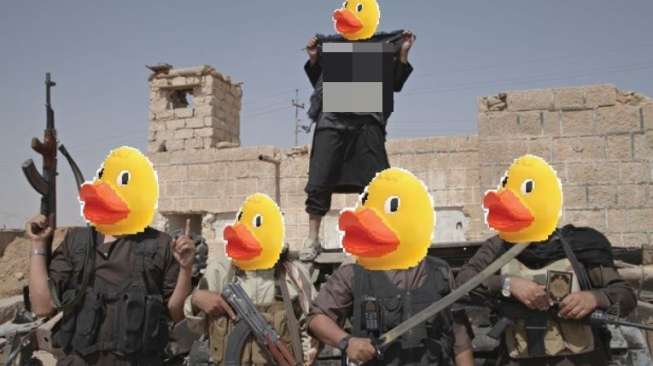 Netizen Olok-olok ISIS dengan Bebek Karet Mainan