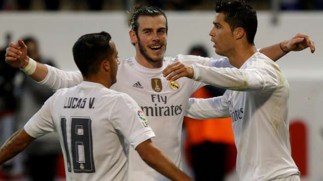 Cristiano Ronaldo merayakan gol kedua Real Madrid bersama Gareth Bale dan Lucas Vazquez. Reuters/Joseba Etxaburu