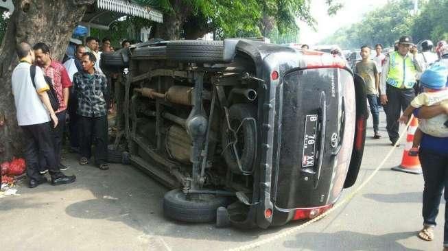 Pengemudi Tak Konsen, Mobil Avanza Seruduk Ayla di Kramat Raya