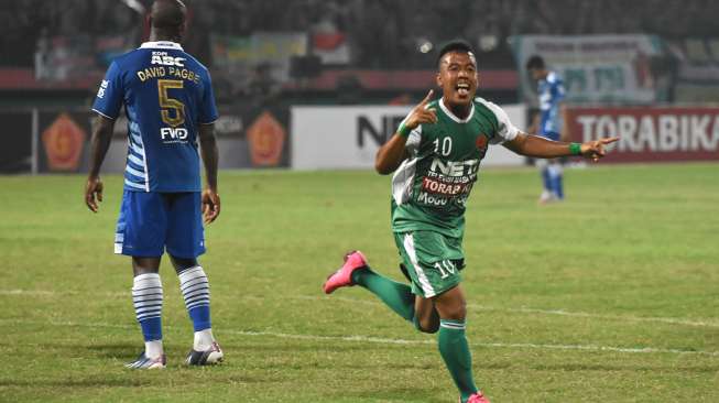 Pemain PS TNI, M Guntur Triadi (kanan), merayakan golnya ke gawang Persib Bandung, dalam laga Grup C Piala Jenderal Sudirman, di Stadion Gelora Delta Sidoarjo, Senin (30/11/2015). [Antara/M Risyal Hidayat]