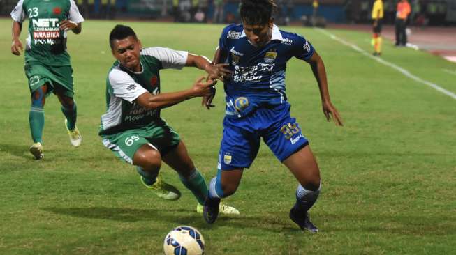 Pemain Persib Bandung, Yandi Sofyan (kanan), berusaha melewati hadangan pemain PS TNI, Hardiantono, dalam laga Grup C Piala Jenderal Sudirman, di Stadion Gelora Delta Sidoarjo, Jawa Timur, Senin (30/11/2015). [Antara/M Risyal Hidayat]