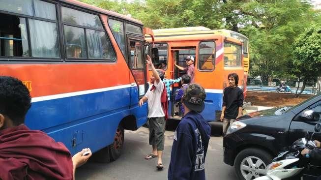 Penumpang Kesal Saat Metro Mini Diberhentikan di Tengah Jalan