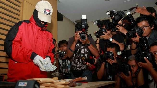  Uang tersebut dari hasil OTT terkait pembahasan Perda pembentukan Bank Pembangunan Daerah Banten.