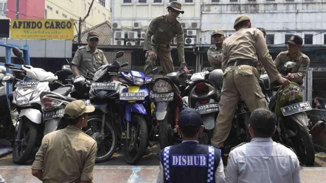 Dua Pegawai Dishub DKI dan Juru Parkir Dibekuk Satgas Pungli