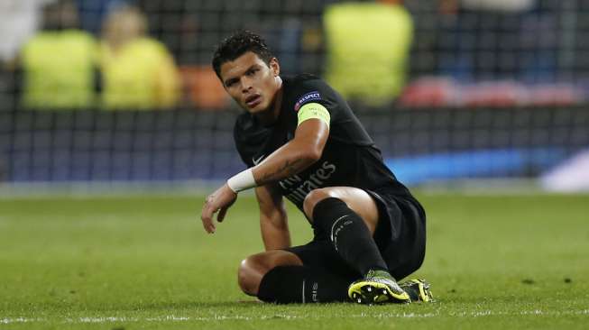 Real Madrid v Paris St Germain - UEFA Champions League Group Stage - Group A - Santiago Bernabeu Stadium - 3/11/15 Paris St Germain's Thiago Silva looks dejected as he sits on the pitch after the game Reuters / Sergio Perez