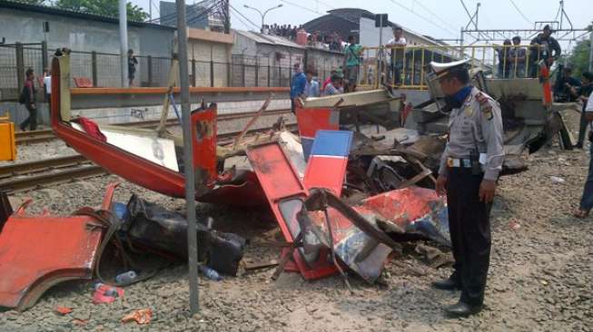 Ibu dan Buah hatinya Tewas Tersambar KRL Jakarta-Cikarang