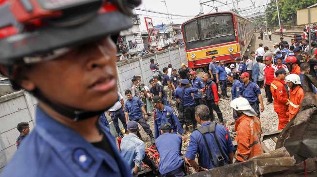 Tabrakan Metromini vs Commuter Line. (Suara.com/ Kurniawan Mas'ud)