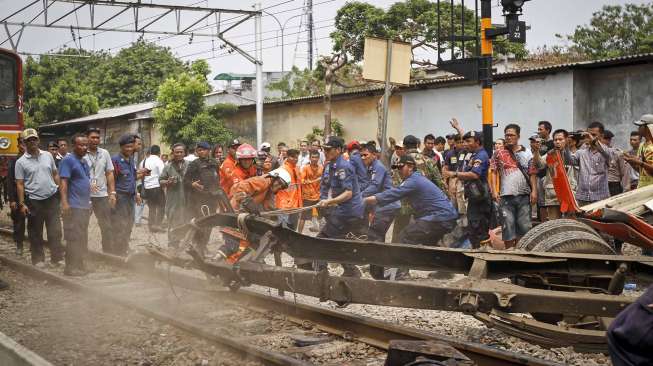 Tabrakan Metromini vs Commuter Line. (Suara.com/ Kurniawan Mas'ud)