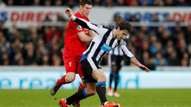 Pemain Liverpool James Milner mencoba merebut bola dari pemain Newcastle United Daryl Janmaat. Reuters/Lee Smith Livepic