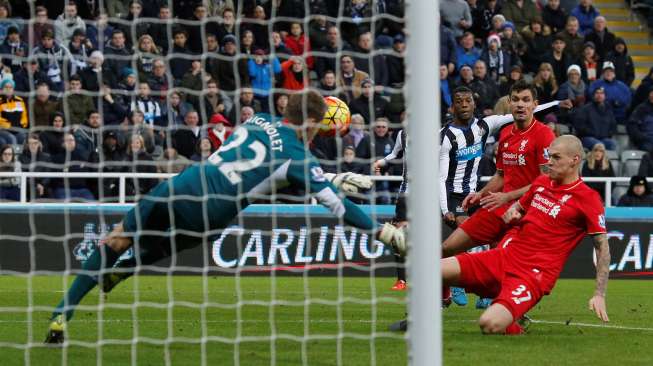 Pemain Liverpool Martin Skrtel membuat gol bunuh diri setelah membelokan tendangan Georginio Wijnaldum. Reuters / Andrew Yates Livepic