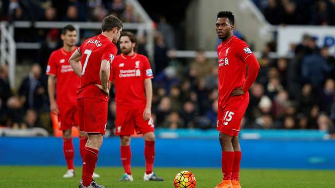 Pemain Liverpool Daniel Sturridge dan James Milner tampak kecewa setelah Martin Skrtel membuat gol bunuh diri. Reuters / Lee Smith Livepic