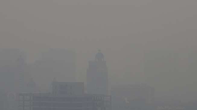 Gedung-gedung di Beijing, Cina diselimuti kabut, Senin (7/12). [Reuters/Jason Lee]