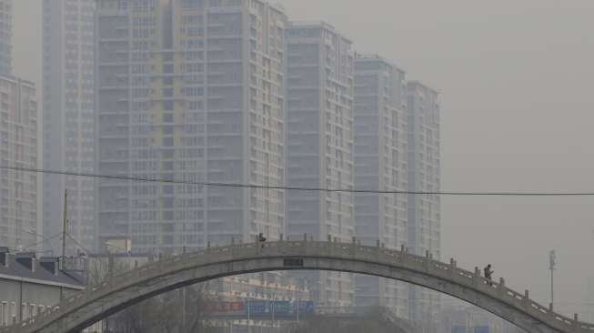 Gedung-gedung di Beijing, Cina diselimuti kabut, Senin (7/12). [Reuters/Jason Lee]