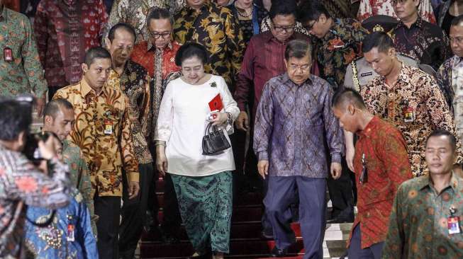 Sejumlah tokoh nasional menghadiri acara Simposium Kebangsaan di Gedung Nusantara IV Kompleks Parlemen, Senayan, Jakarta, Senin (7/12).