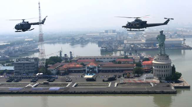 Heli Bolkow BO105 dan Heli Bell 412EP milik Skuadron Udara 400 Wing Udara 1 Puspenerbal melakukan terbang formasi pada peringatan HUT Armada ke-70 di Surabaya, Jatim. [Antara/M Risyal Hidayat] 