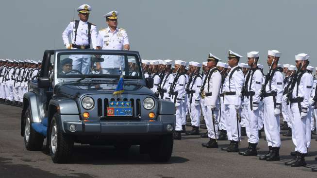 Komandan Lantamal VI Laksamana Pertama TNI AL, Edi Surjanto (dua kiri) memeriksa pasukan saat upacara peringatan HUT ke-70 Armada RI di Makassar. [Antara/Abriawan Abhe]