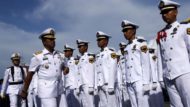 Komandan Lantamal VI Laksamana Pertama TNI AL, Edi Surjanto (dua kiri) memeriksa pasukan saat upacara peringatan HUT ke-70 Armada RI di Makassar. [Antara/Abriawan Abhe]