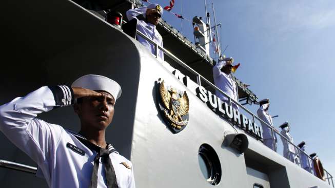 Sejumlah anggota Tentara Nasional Indonesia (TNI) mengikuti upacara peringatan HUT ke-70 Armada RI di Dermaga Layang Markas Komando Lantamal VI, Makassar, Sulawesi Selatan, Senin (7/12).[Antara/Abriawan Abhe]