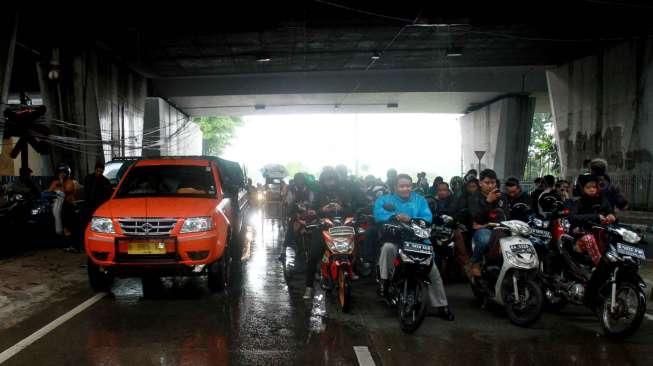 Meski terancam denda hingga 250 ribu rupiah ternyata masih banyak pengendaran motor yang berteduh.