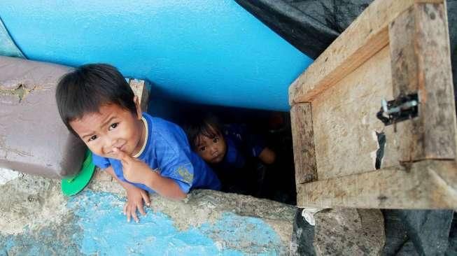 Sejumlah warga menjadikan saluran pipa air sebagai lokasi tempat tinggal. 