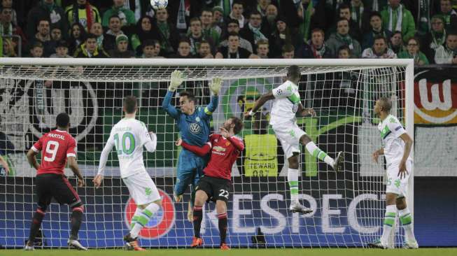 Pemain Wolfsburg Josuha Guilavogui mencetak gol bunuh diri (9/12) [Reuters/Fabian Bimmer]