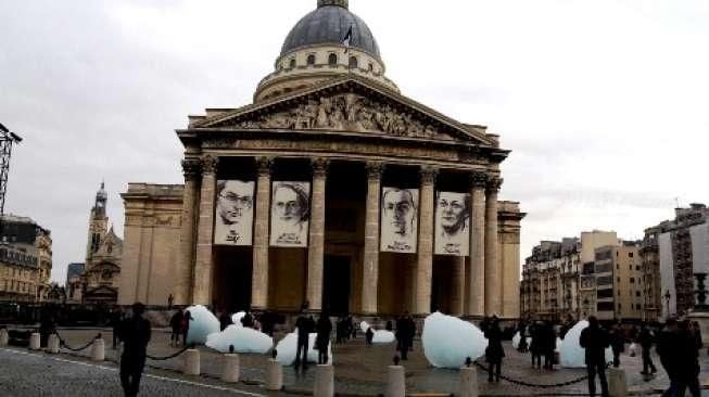 12 balok es raksasa Kutub Utara meleleh di Pantheon, Paris. [suara.com/Laban Laisila]