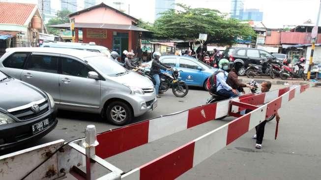 Penutupan Pintu Perlintasan Kereta