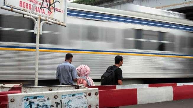 Commuter Tabrak Avanza, Lima Orang Luka Berat