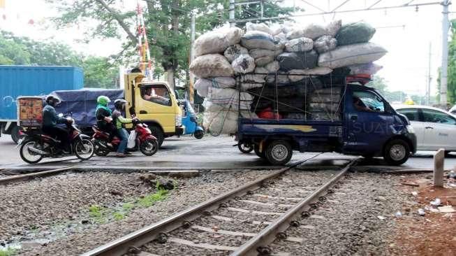 Minibus Dihajar KA Serayu di Banyumas, Sopir Luka Parah